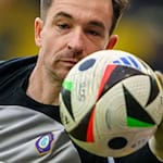 Aues Torhüter Martin Männel verhinderte beim Spiel in Köln zunächst noch einen Rückstand. (Archivbild) / Foto: Robert Michael/dpa