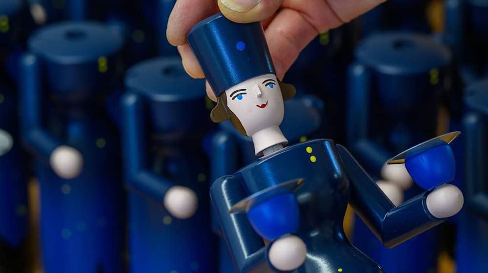 Wooden art from the Erzgebirge is also popular overseas. But will the market there continue to develop in view of the US tariffs? (Symbolic image) / Photo: Hendrik Schmidt/dpa