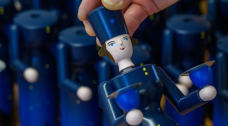 Wooden art from the Erzgebirge is also popular overseas. But will the market there continue to develop in view of the US tariffs? (Symbolic image) / Photo: Hendrik Schmidt/dpa