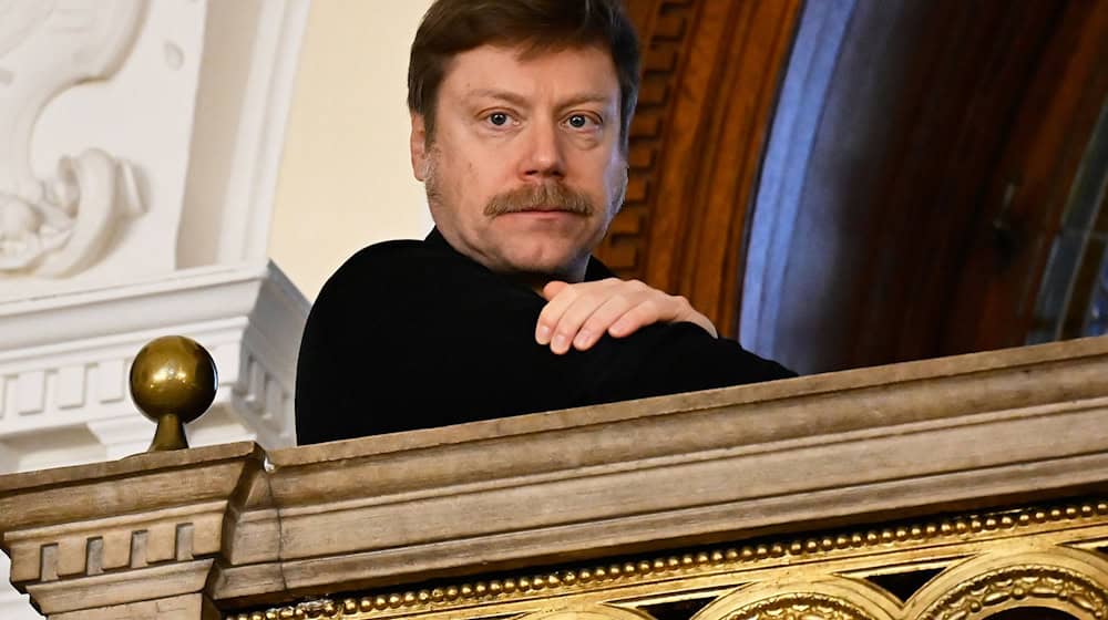 Der deutsche EU-Politiker Martin Schirdewan verfolgte das Verfahren gegen Maja T. in Ungarn vor Ort mit. / Foto: Denes Erdos/AP/dpa