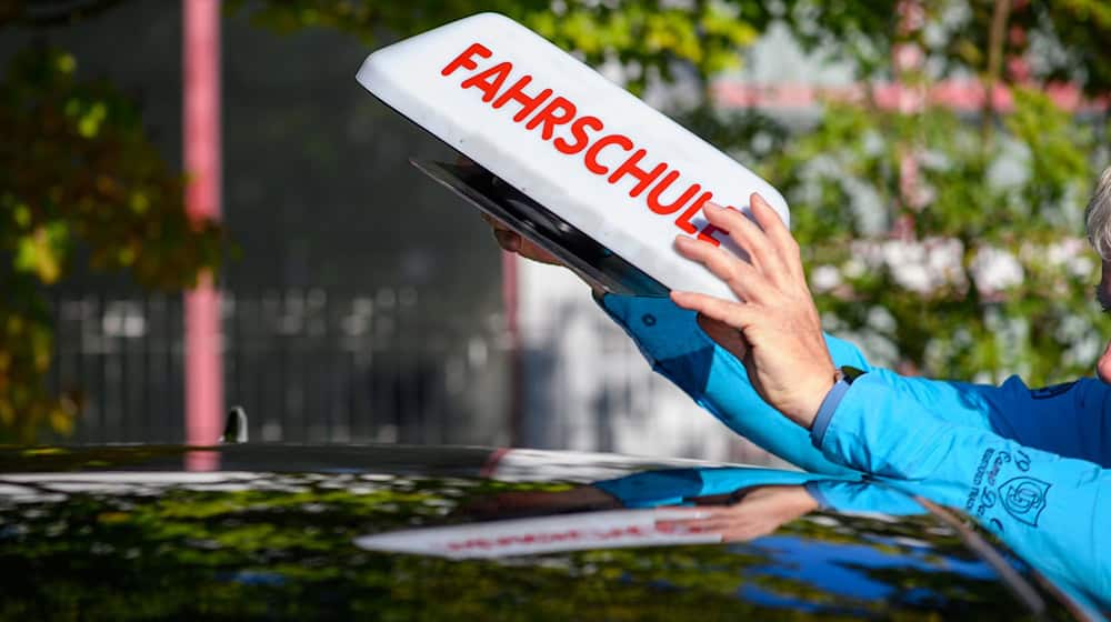 Federal Transport Minister Carsten Schnieder (CDU) announced last October that he wanted to reduce the cost of driving license training with a reform. (Symbolic image) / Photo: Klaus-Dietmar Gabbert/dpa