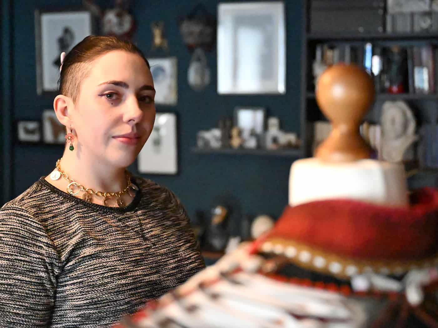 Toni hat in ihrer Jugend zum Cosplay gefunden. / Foto: Jennifer Brückner/dpa