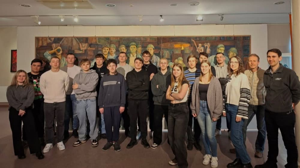 Feralpi-Azubis in der Stahlwerk-Ausstellung in Riesa. Foto: Feralpi