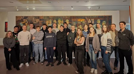 Feralpi-Azubis in der Stahlwerk-Ausstellung in Riesa. Foto: Feralpi