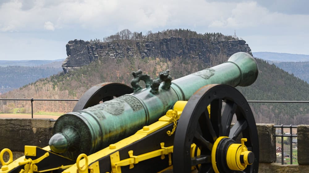Königstein Fortress attracts visitors with cannon thunder and fairytale festivals. (Archive photo) / Photo: Robert Michael/dpa-Zentralbild/dpa