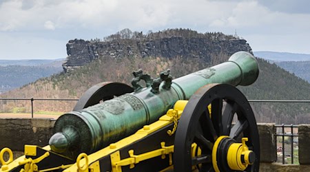 Königstein Fortress attracts visitors with cannon thunder and fairytale festivals. (Archive photo) / Photo: Robert Michael/dpa-Zentralbild/dpa