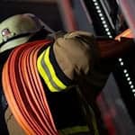 Mehrere Autos, die auf einem Güterzug geladen waren, fingen in Magdeburg Feuer. (Symbolbild) / Foto: Marijan Murat/dpa