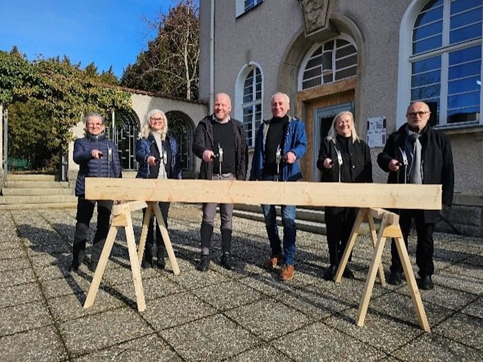 Dr. Sylke Kaufmann (Leiterin der Städtischen Sammlungen), Mandy Remus (städtische Projektleiterin), Oberbürgermeister Michael Preuß, Falk Mieting (Geschäftsführer der F+S Mieting Bau GmbH), Architektin Katrin Leers-Kulka (Geschäftsführerin der Peter Kulka Architektur GmbH) und  OB a.D. Roland Dantz (v.l.n.r) beim Nagel einschlagen. Foto: Stadtverwaltung Kamenz