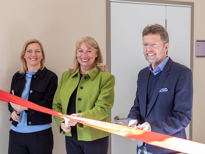 Geschäftsführerin Sandra Stöhr, die Sächsische Staatsministerin für Soziales, Gesundheit und Gesellschaftlichen Zusammenhalt Petra Köpping und Chefarzt Dr. Thomas Mayer (v.l.n.r.) durchschneiden im neuen Patientenzimmer symbolisch das rote Band. Damit erfolgt die feierliche Eröffnung des neuen Klinikgebäudes. Foto: Epilepsiezentrum Kleinwachau