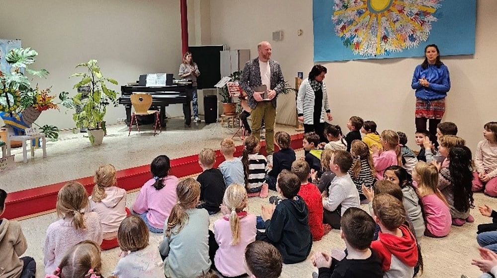 Der Kamenzer Oberbürgermeister Michael Preuß (Mitte stehend) besucht die Kindereinrichtungen seiner Stadt. Foto: PR