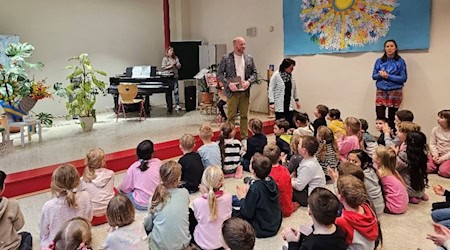 Der Kamenzer Oberbürgermeister Michael Preuß (Mitte stehend) besucht die Kindereinrichtungen seiner Stadt. Foto: PR