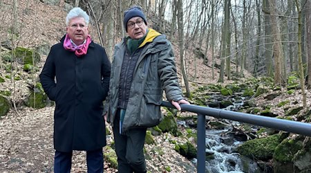 Frank Schwarz (links) und Tom Pauls (rechts) am Keppgrundbach. (Bild: Thomas Wolf)