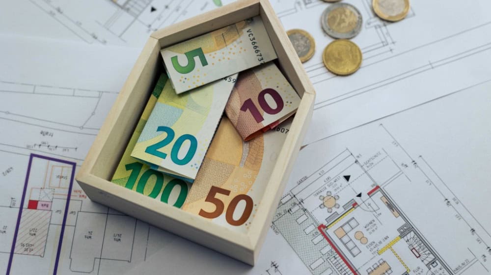 Geld ins Haus stecken: Damit auch Durchschnittsverdiener im Kreis Meißen sich wieder ein Haus oder eine Eigentumswohnung leisten können, soll der Bund eine „Haus- Förderung“ schaffen. Foto: Nils Hillebrand