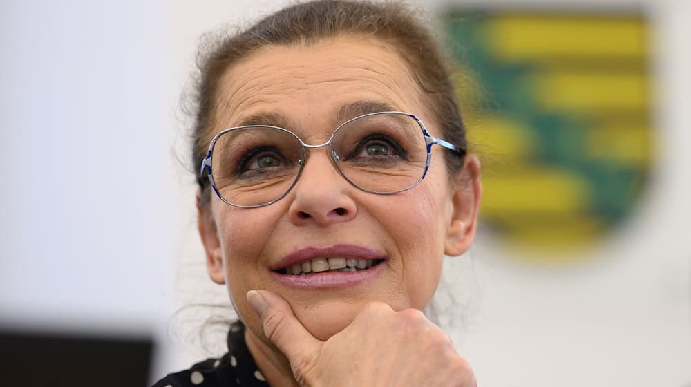 Das Oberverwaltungsgericht verhandelt erneut im Fall über die Normenkontrollklage der Musikerin Julia Neigel gegen eine sächsische Corona-Schutzverordnung. (Archivbild)  / Foto: Robert Michael/dpa