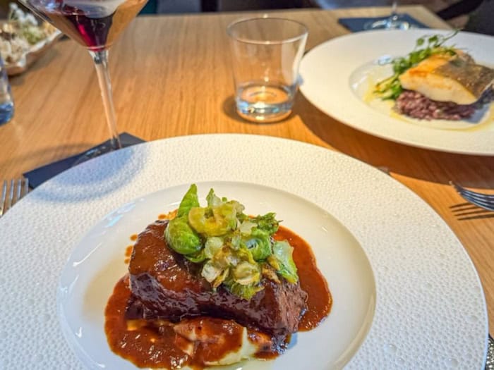 The two main courses at 1328 - in the foreground the short ribs, behind them the skrei (Image: Ulrich van Stipriaan)