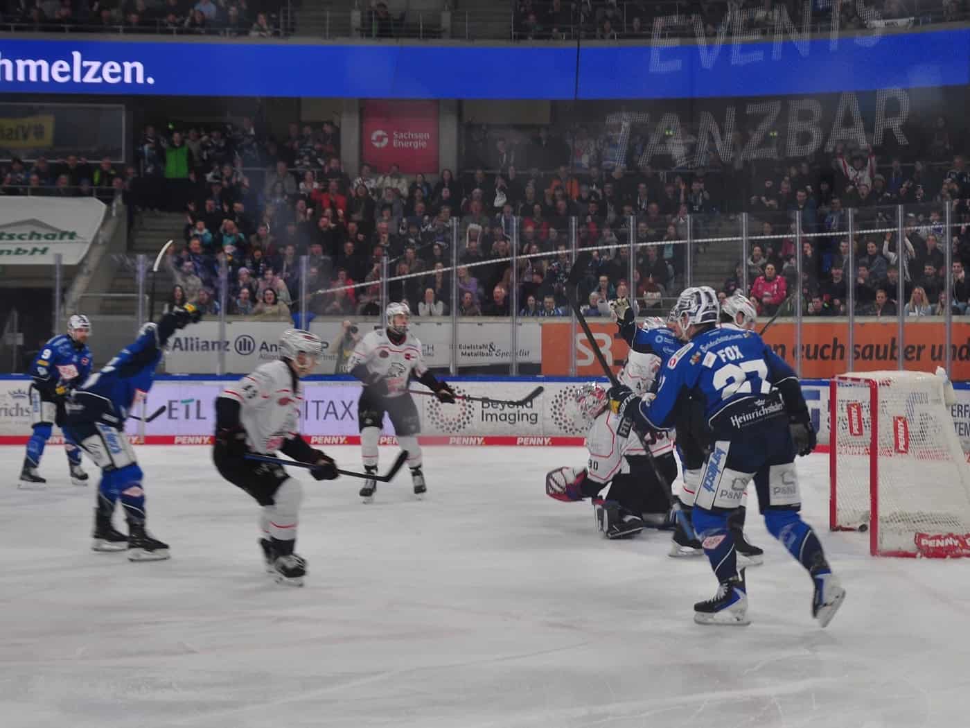 Tor für die Eislöwen, aber es wurde nach Videobeweis nicht anerkannt. Foto: Henry Müller