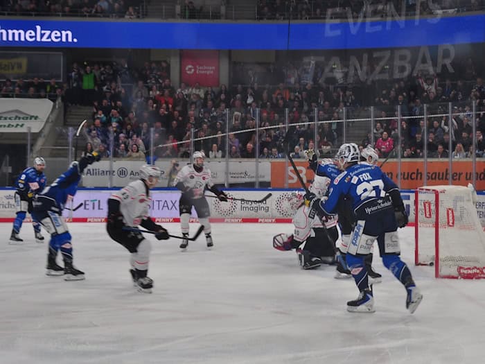 Tor für die Eislöwen, aber es wurde nach Videobeweis nicht anerkannt. Foto: Henry Müller