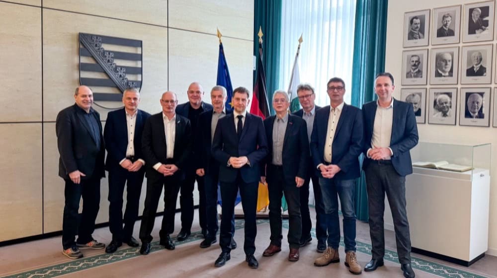 Foto v. l.: Falk Lindenau – Bürgermeister Gemeinde Schönfeld, Tino Hesse – Geschäftsführer Kronospan, Uwe Reinecke – General Manager FERALPI STAHL, Rainer Chudy – Geschäftsführer Handelshof Riesa, Matthias Mückel – Wirtschaftsforum Riesa, Michael Kretschmer – Ministerpräsident Freistaat Sachsen, Kurt Hähnichen – Wirtschaftsforum Riesa, Wolf-Rüdiger Brautzsch – Wirtschaftsforum Riesa, Dirk Zschoke – Bürgermeister der Gemeinde Stauchitz, Marco Müller – Oberbürgermeister von Riesa. Foto: Feralpi