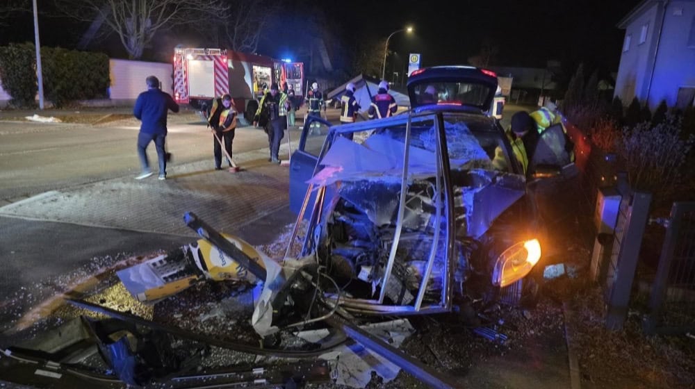 Die Haltestelle wurde von dem Audi komplett zerstört. Foto: Feuerwehr Coswig