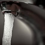 In der Gemeinde im Süden des Landkreises Görlitz fällt kurzfristig das Trinkwasser aus. (Symbolbild) / Foto: Felix Kästle/dpa