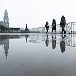 Wasserpfützen statt Schnee bereiteten Sachsens Tourismus schon heute Probleme, sagen die Landtags-Grünen. (Archivbild) / Foto: Sebastian Kahnert/dpa