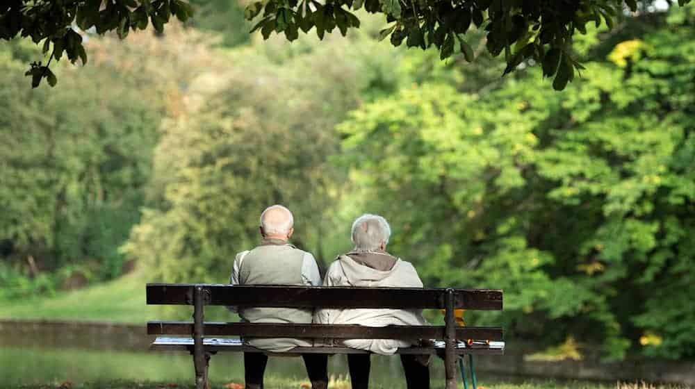 Tens of thousands of pensioners in East Germany have not been able to benefit from the hardship fund for needy pensioners (symbolic image).  / Photo: Sebastian Kahnert/dpa-Zentralbild/dpa