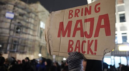 Teilnehmer einer Demonstration gegen das Urteil gegen Maja T. versammeln sich auf dem Wilhelm-Leuschner-Platz in Leipzig. / Foto: Sebastian Willnow/dpa