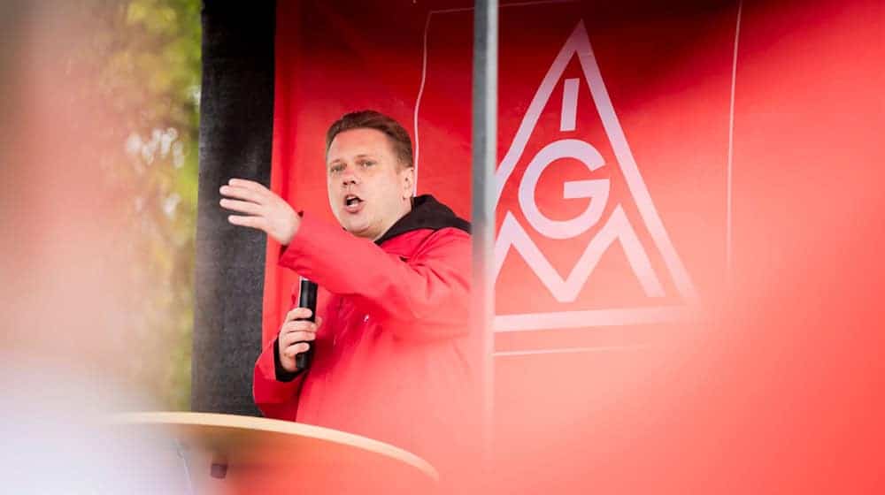 Der IG Metall-Bezirksleiter Jan Otto sagt: «Mit einer klugen Industriepolitik und gezielten Zukunftsinvestitionen der Unternehmen ist es möglich, den gefährlichen Abwärtstrend in der Industrie zu stoppen und umzudrehen.» (Archivbild) / Foto: Christoph Soeder/dpa