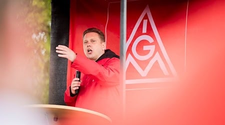 Der IG Metall-Bezirksleiter Jan Otto sagt: «Mit einer klugen Industriepolitik und gezielten Zukunftsinvestitionen der Unternehmen ist es möglich, den gefährlichen Abwärtstrend in der Industrie zu stoppen und umzudrehen.» (Archivbild) / Foto: Christoph Soeder/dpa