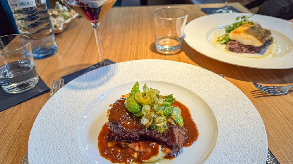 The two main courses at 1328 - in the foreground the short ribs, behind them the skrei (Image: Ulrich van Stipriaan)