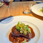 Die beiden Hauptgänge im 1328 – im Vordergrund die Short Ribs, dahinter der Skrei (Bild: Ulrich van Stipriaan)