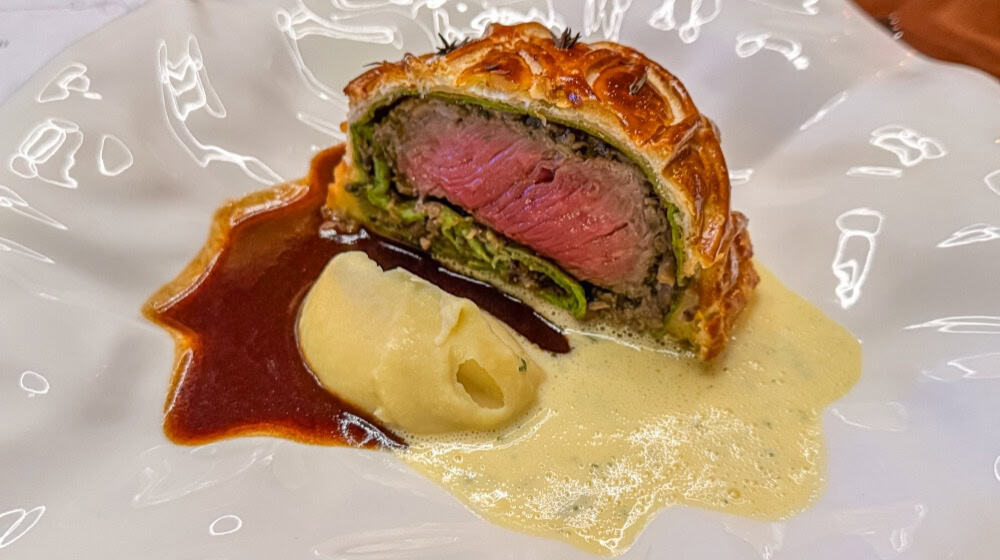 Verena Leister's main course: The classic Filet Wellington - with tarragon emulsion, parsnip puree and red wine jus (Image: Ulrich van Stipriaan)
