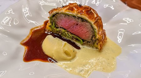 Hauptgang bei Verena Leister: Der Klassiker Filet Wellington – mit Estragon-Emulsion, Pastinakenpüree und Rotweinjus (Bild: Ulrich van Stipriaan)