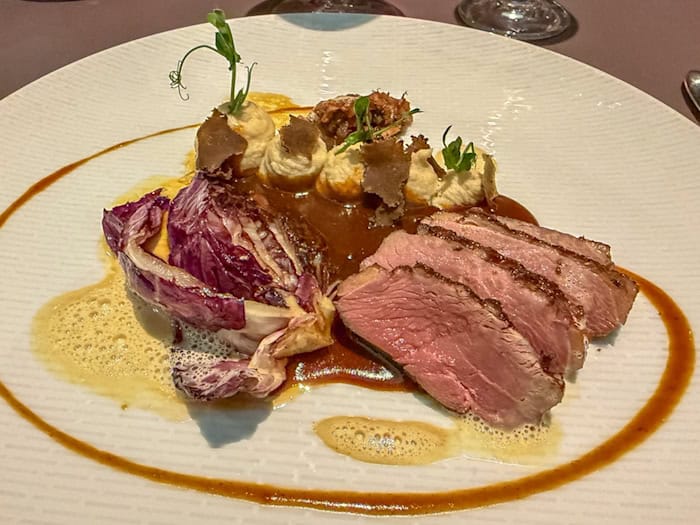 Brust vom glücklichen Entlein – rückwärts gegart – mit Krebsjus, Radicchio, sächsischer Trüffel, fermentierte Feige, geröstete Selleriecrème (Bild: Ulrich van Stipriaan)