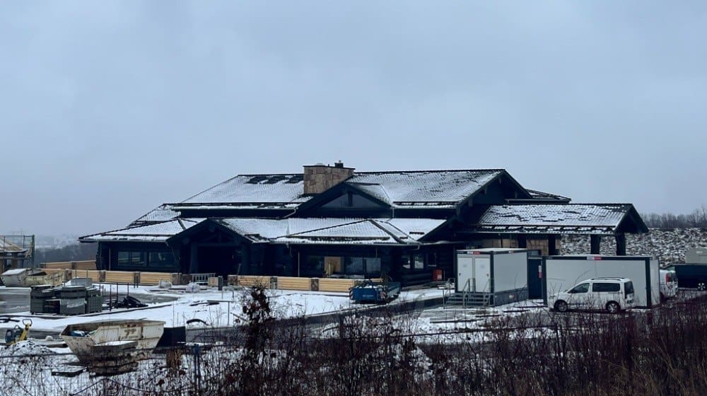 Das Timberjacks Bannewitz sieht von außen schon so gut wie fertig aus, aber im Inneren wird noch fleißig gewerkelt. Foto: CdH