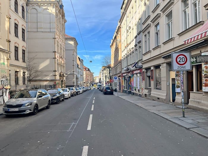 Die Aufenthaltsqualität im Bereich der Louisenstraße zwischen Rothenburger Straße und Alaunstraße soll mit mobilen Begrünungsanlagen und Sitzgelegenheiten verbessert werden. Der CDU ist das zu teuer. Foto: CdH