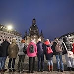 Auch in diesem Jahr wollen Tausende Menschen beim Dresden-Gedenken ein Zeichen gegen Krieg, Gewalt und Zerstörung setzen (Archivbild).  / Foto: Robert Michael/dpa