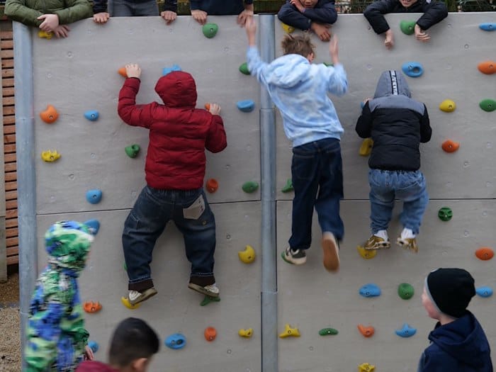 Trotz des regnerischen Wetters - die Kletterwand musste natürlich sofort getestet werden. Fotos: Stadt Meißen