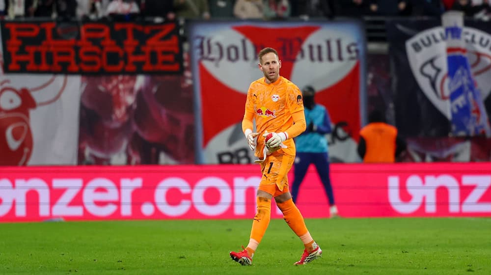 Peter Gulacsi leaves the field injured in the match against Wolfsburg / Photo: Jan Woitas/dpa