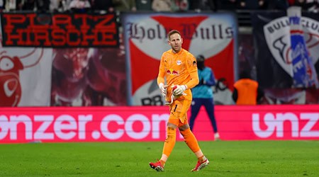 Peter Gulacsi leaves the field injured in the match against Wolfsburg / Photo: Jan Woitas/dpa