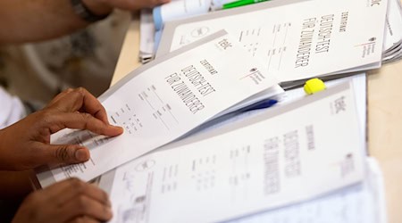 وزيرة الشؤون الاجتماعية في ساكسونيا بترا كوبينغ (الحزب الاشتراكي الديمقراطي) تعتبر القيود على دورات الاندماج إشارة كارثية (صورة رمزية). / تصوير: سفن هوبه/dpa