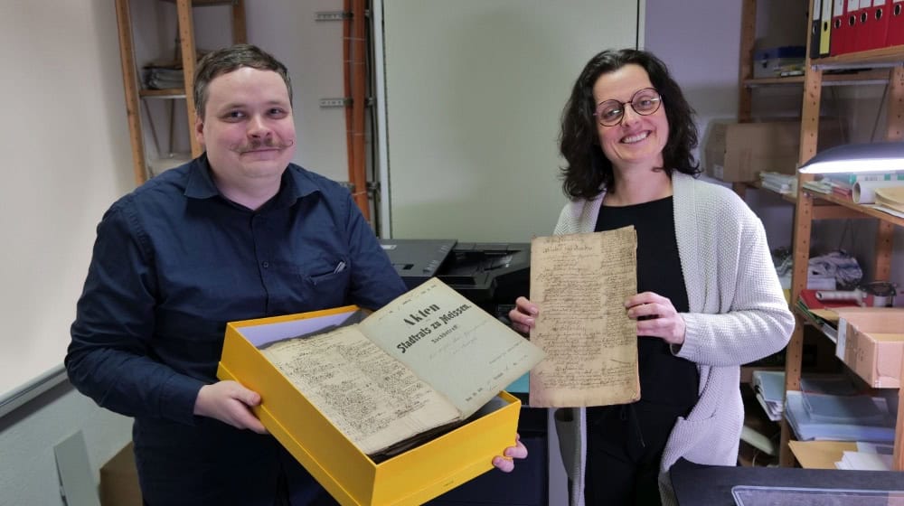 Archivar Paul Sperber mit Anke Uhlig, die  zusammen mit anderen Eltern bei dem Digitalisierungsprojekt mitgeholfen hat. Foto: Stadt Meißen