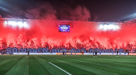 Beim Spiel zwischen dem 1. FC Magdeburg und Dynamo Dresden Ende Januar waren mehr als 70 Polizisten verletzt worden. (Archivbild) / Foto: Andreas Gora/dpa