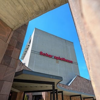 Mit dem Kunstfestival «Begehungen» wird das leerstehende Chemnitzer Schauspielhaus im Sommer als Galerie für zeitgenössische Kunst zeitweise wieder für Besucher öffnen. (Archivbild) / Foto: Hendrik Schmidt/dpa