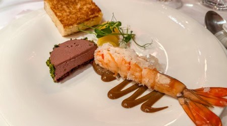 Gänseleberterrine | Wildfang Garnele | Ananas | Brioche (Bild: Ulrich van stipriaan)