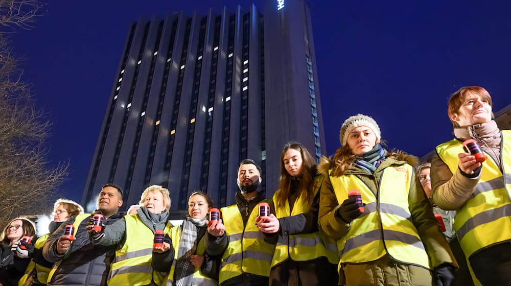 Workers and citizens gathered at the Congress Hotel in Chemnitz / Photo: Hendrik Schmidt/dpa