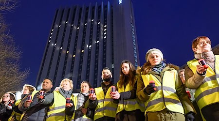 Workers and citizens gathered at the Congress Hotel in Chemnitz / Photo: Hendrik Schmidt/dpa