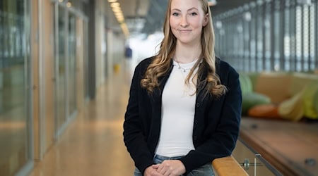 Die 20 Jahre alte Lilly Hiebenthal aus Sachsen leidet an einer äußert seltenen Immunkrankheit.  / Foto: Sebastian Kahnert/dpa