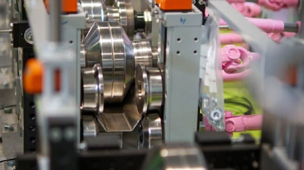 Magnesium sheet during forming: At TU Bergakademie Freiberg, components are produced that are a third lighter than aluminum. TU Bergakademie Freiberg