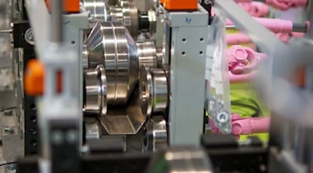 Magnesiumblech bei der Umformung: An der TU Bergakademie Freiberg entstehen so Bauteile, die ein Drittel leichter sind als Aluminium. © TU Bergakademie Freiberg